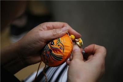 彭水苗族香包 手工藝傳承與文創市場雙贏